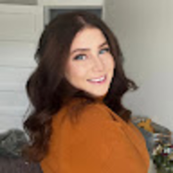 Profile Picture of Sarah Ruffle (@sarahruffle) on Poshmark