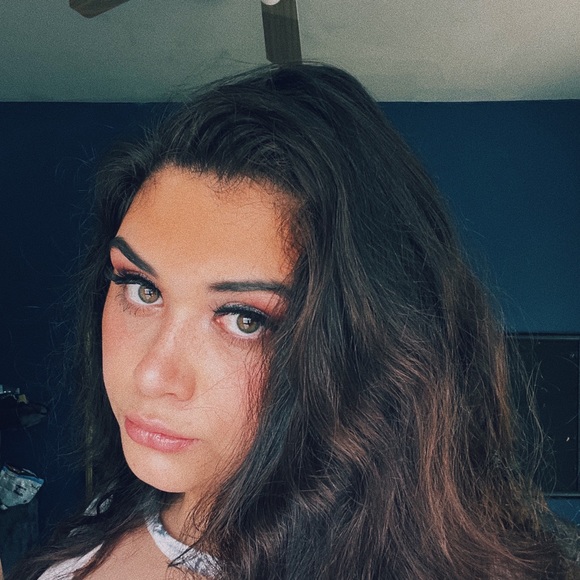 Profile Picture of Sydney Brozoski (@sydneylouise212) on Poshmark