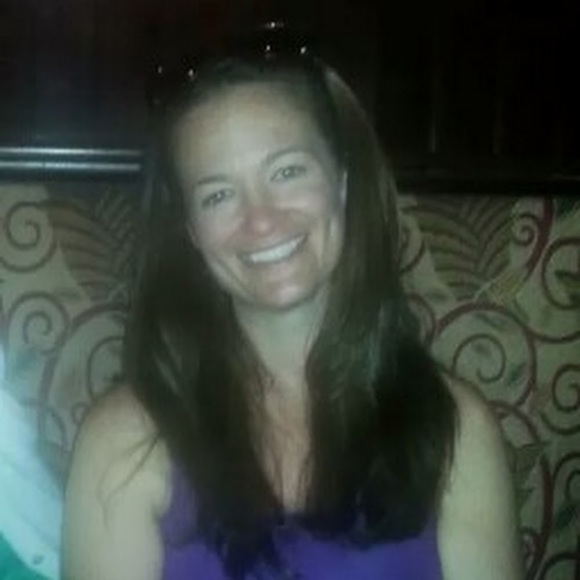 Profile Picture of Debra Freeman (@explorerd) on Poshmark