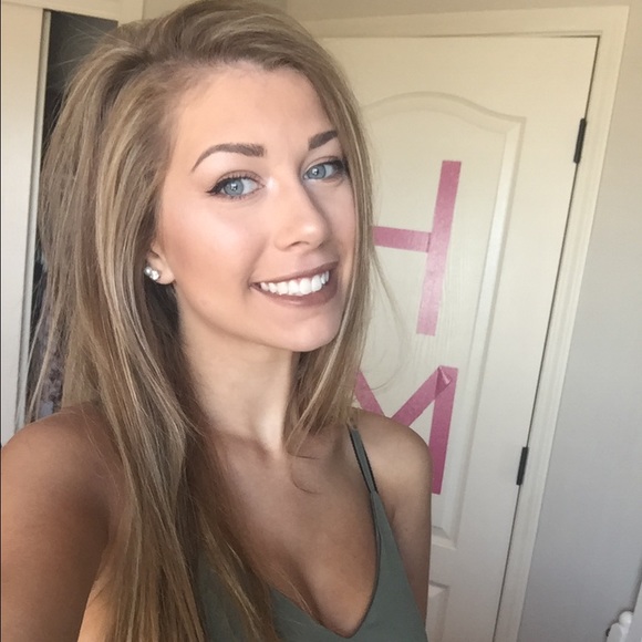 Profile Picture of Haley Brendis (@halesbrendis) on Poshmark