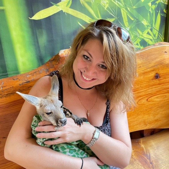 Profile Picture of Carolyn - posh ambassador! Covelli (@cjcovelli10) on Poshmark