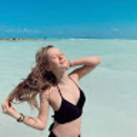 Profile Picture of Bethany Turner (@bethanyjewelt) on Poshmark