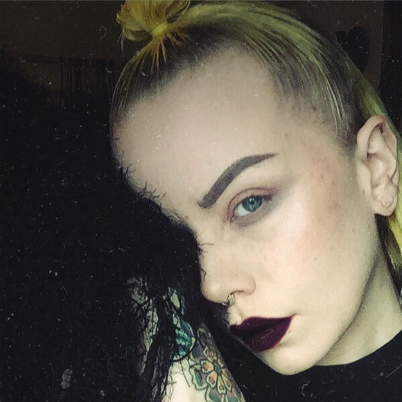 Profile Picture of Carri Osbun (@carrianneo) on Poshmark