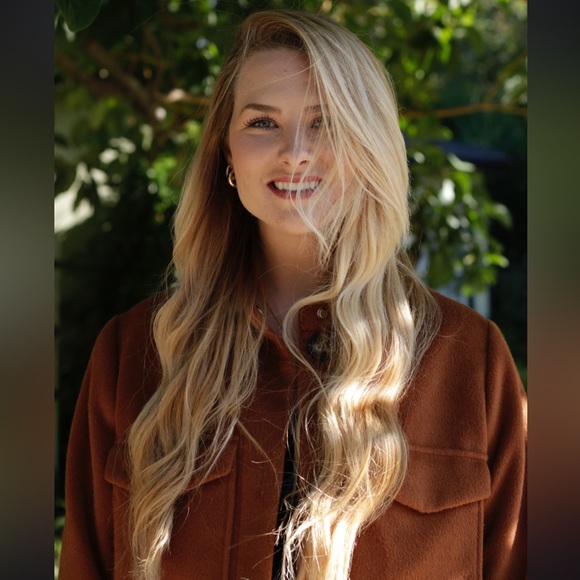 Profile Picture of Jen Lonis (@jenleann14) on Poshmark