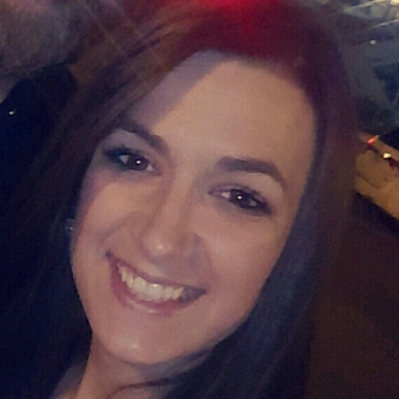 Profile Picture of Amanda Dedeaux (@amanda_dedeaux) on Poshmark