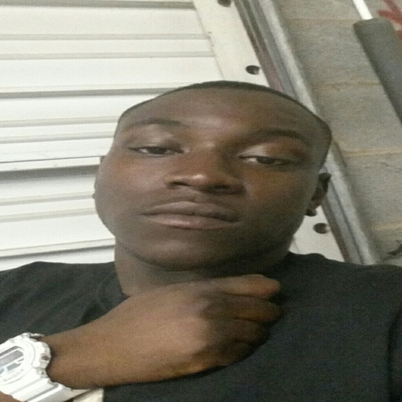 Profile Picture of Chris Lynn (@chrislynn75) on Poshmark