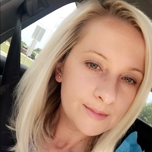 Profile Picture of Zinajda Samardzic (@zinajda26) on Poshmark
