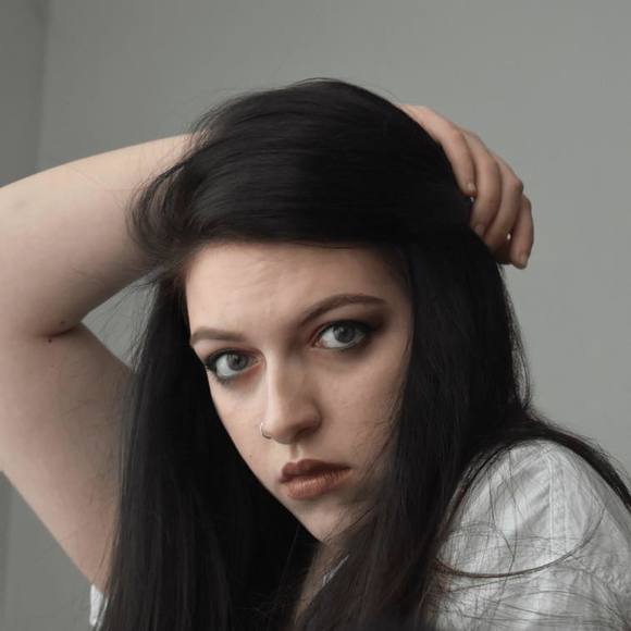 Profile Picture of Alli Linthicum (@allilinthicum) on Poshmark