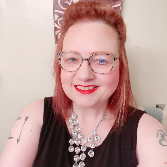 Profile Picture of Debra Meyer (@readingdiva) on Poshmark