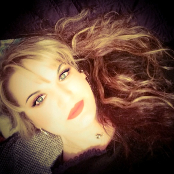 Profile Picture of Melanie Sharpe-akins (@sharpecouture) on Poshmark
