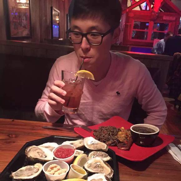 Profile Picture of Mo Chen (@plokm940322) on Poshmark