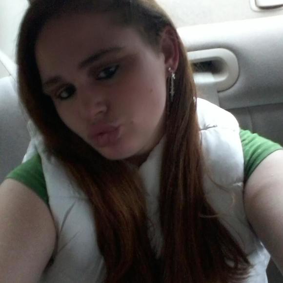 Profile Picture of Ashley Leet (@ashleyleet73) on Poshmark