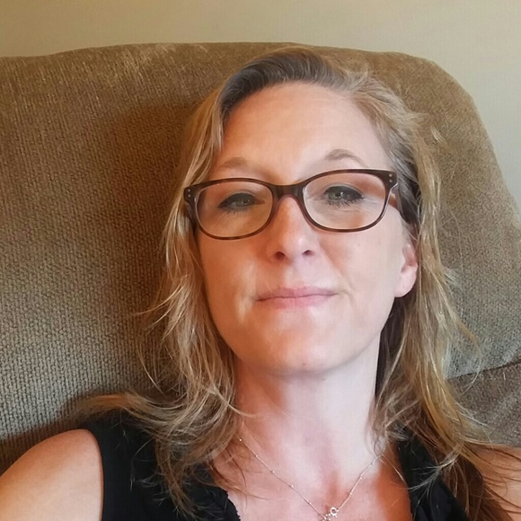 Profile Picture of Marn Roestel (@roest1m) on Poshmark