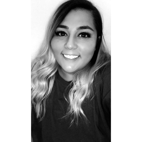 Profile Picture of Amanda Fuentes (@amandafuentes20) on Poshmark