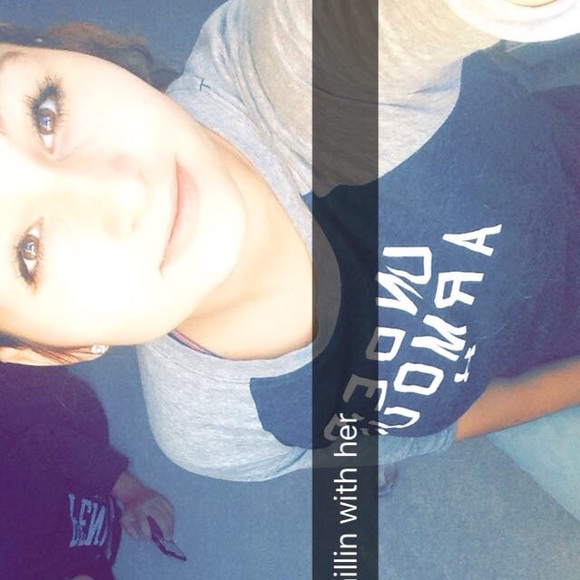Profile Picture of Annie Hahnlen (@anniehahnlen) on Poshmark