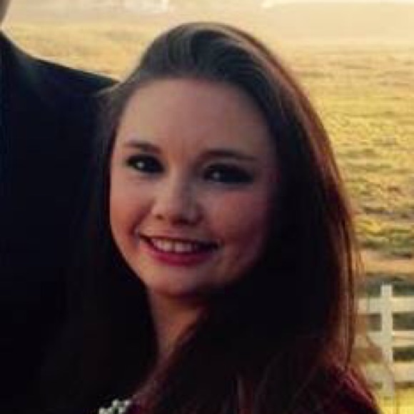 Profile Picture of Erika Mueller (@erikacmueller) on Poshmark