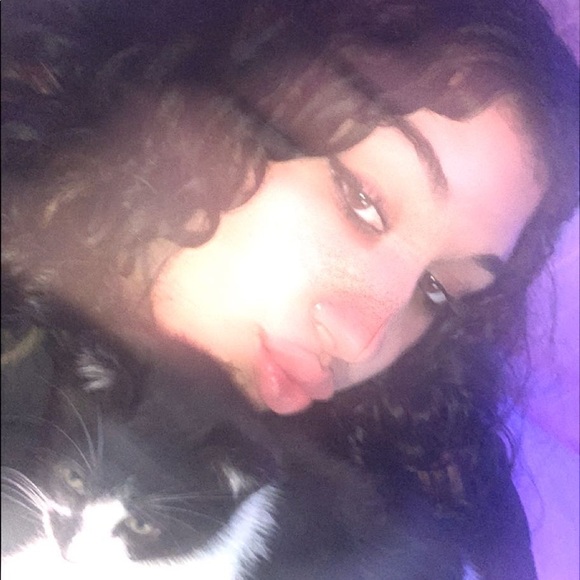 Profile Picture of Irie Notley (@irien_04) on Poshmark