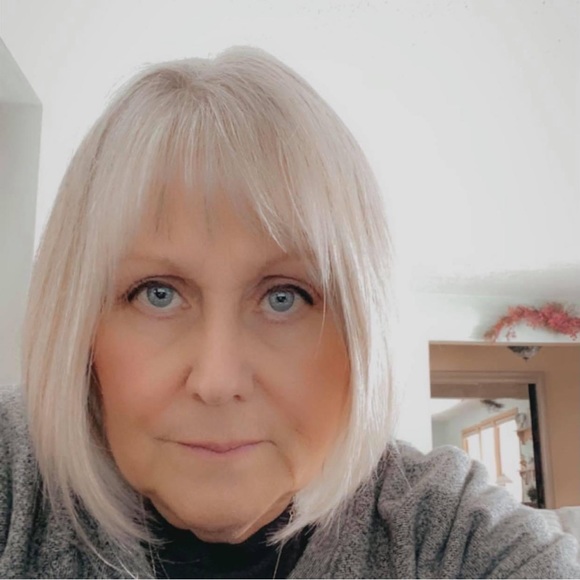 Profile Picture of Loni Labak (@lonilabak) on Poshmark