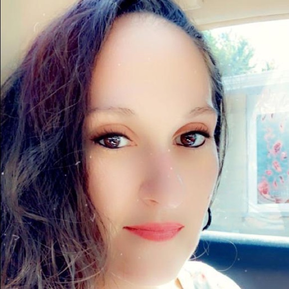 Profile Picture of Sarah Lutinski (@sarahlutinski) on Poshmark