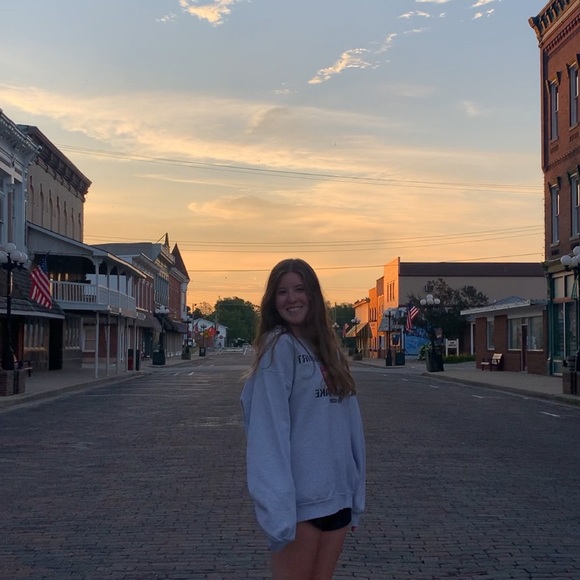 Profile Picture of Abby Varalli (@abbyvaralli) on Poshmark