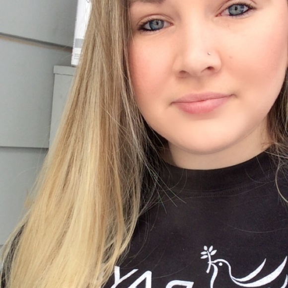 Profile Picture of Joelle Brozoski (@j_brozoski) on Poshmark