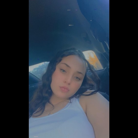 Profile Picture of Nakita Hellard (@nakitachellard) on Poshmark