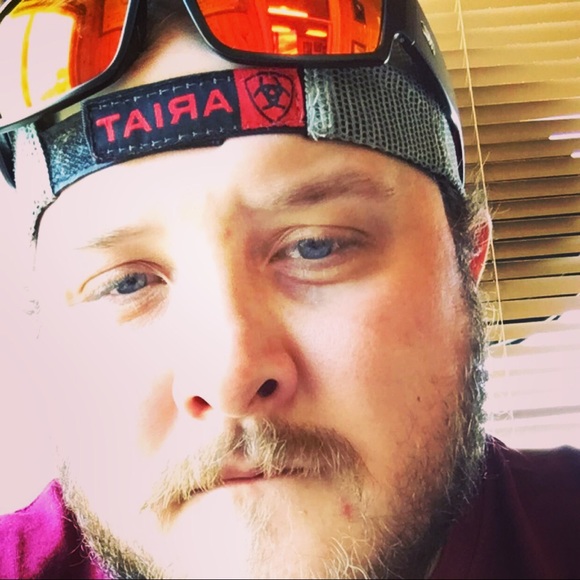 Profile Picture of Dustin Holdren (@dustinholdren) on Poshmark