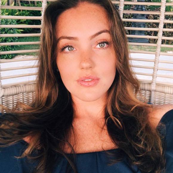 Profile Picture of Christine Bernert (@chhristinneee) on Poshmark