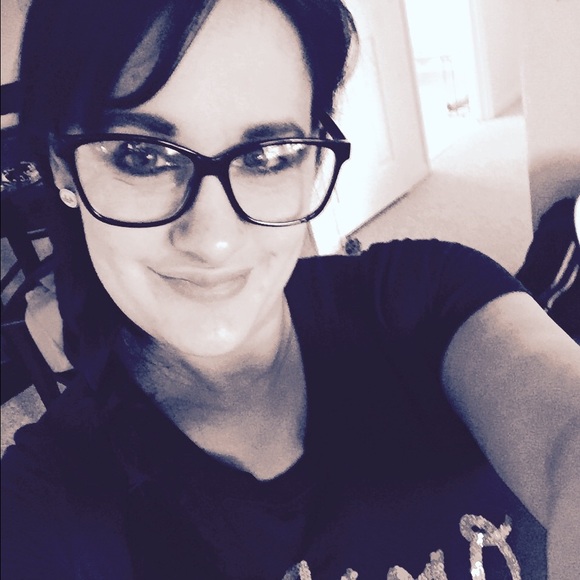 Profile Picture of Tori La barr (@chasenava) on Poshmark