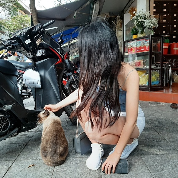 Profile Picture of Da yeon Eom (@dayeoneom268) on Poshmark