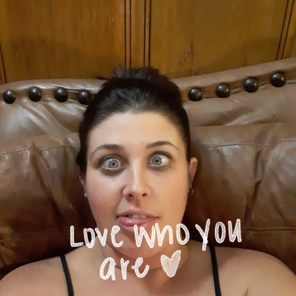 Profile Picture of Meagen Maxwell robertson (@mearaerob) on Poshmark