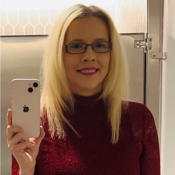 Profile Picture of Suzanne Bradley (@quietspirit1p34) on Poshmark