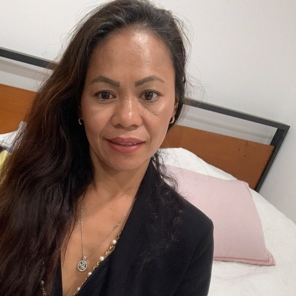 Profile Picture of Phoebe Lauinger (@phoebelauinger) on Poshmark