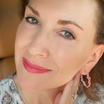 Profile Picture of Lisa Holcomb (@vibrantgal) on Instagram