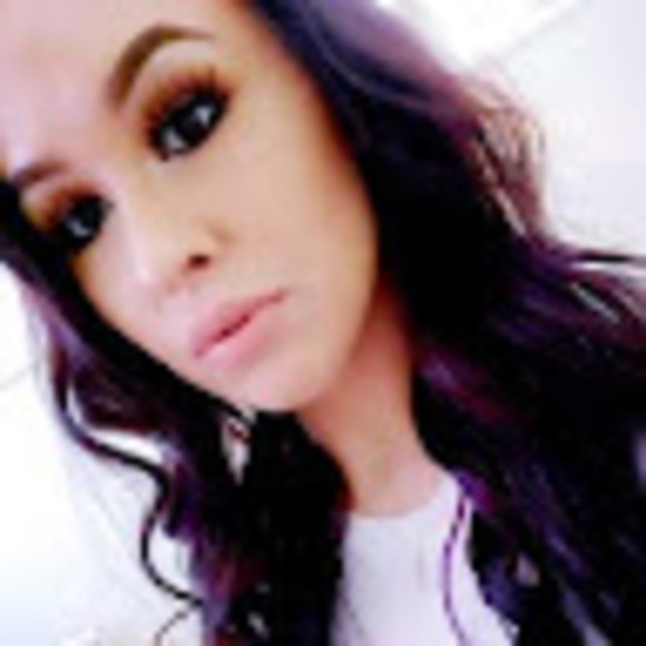 Profile Picture of Oshanna Toto (@oshannaa) on Poshmark