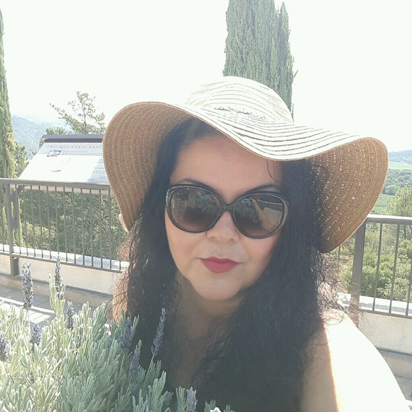 Profile Picture of Alexa Olguin (@aolguin1102) on Poshmark