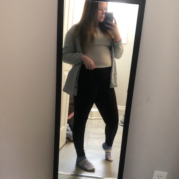 Profile Picture of Andrea Faubert (@andreafaubert) on Poshmark
