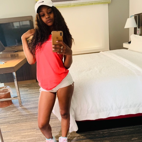 Profile Picture of Briana wells Wells (@mango_bandz) on Poshmark