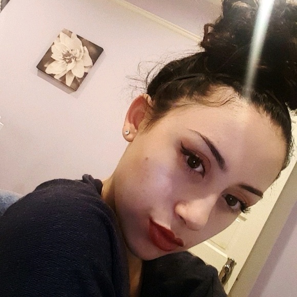 Profile Picture of Lauren Reny (@laurenrosereny) on Poshmark