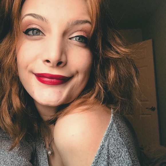 Profile Picture of Elizabeth Lehmer (@gardenofphotos) on Poshmark