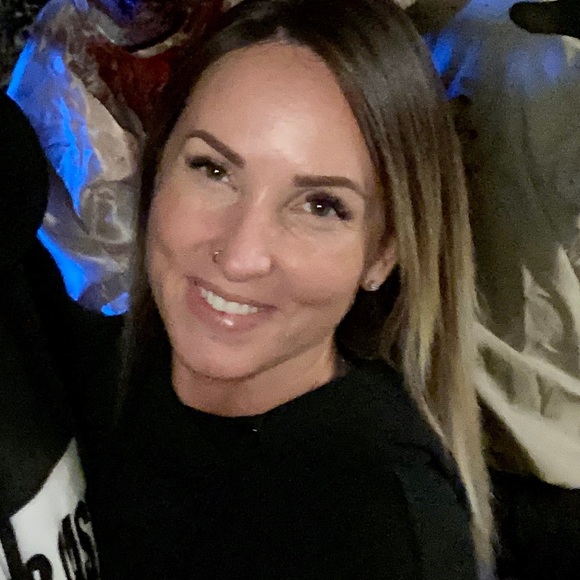 Profile Picture of Brandie Fleger (@brandiefleger) on Poshmark