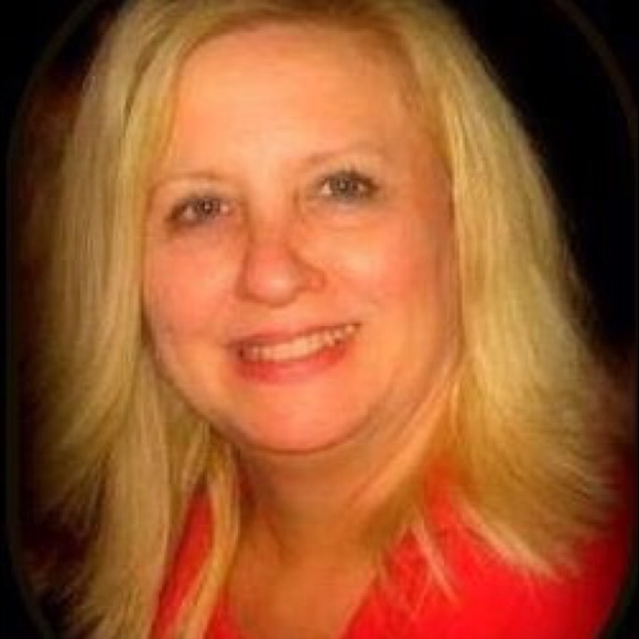 Profile Picture of Helon Lineberger (@yvonnel2007) on Poshmark
