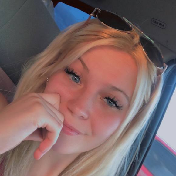 Profile Picture of Alyssa Devriese (@alyssastarr21) on Poshmark