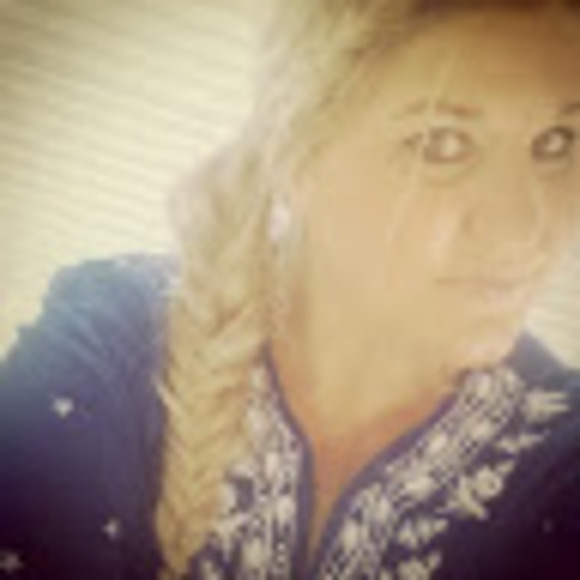 Profile Picture of Laura Hackney (@lalahackney) on Poshmark