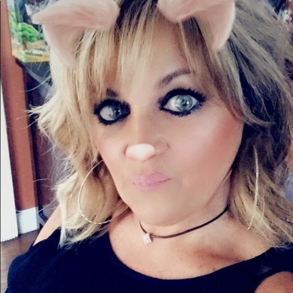 Profile Picture of Cynthia Forchetti (@dazzling614) on Poshmark