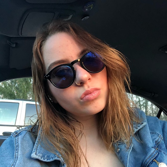Profile Picture of Megan Bingamon (@mbingamon) on Poshmark