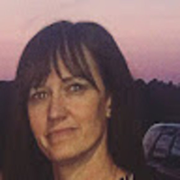 Profile Picture of Lori-ann Hippert (@hippertfamily) on Poshmark