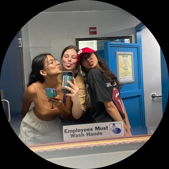 Profile Picture of Keny Reny (@kendallgoodall) on Poshmark