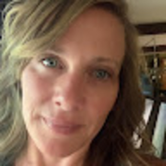 Profile Picture of Shelly Howe (@shellyhowe869) on Poshmark