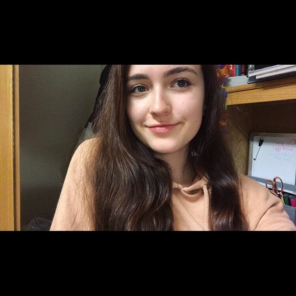 Hilary Simonick - Poshmark Profile Picture of Hilary Simonick (@hsimonick) on Poshmark